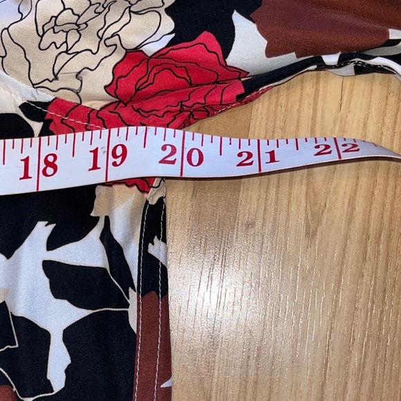 Equipment (S) 100% silk blouse, rose floral pattern. - Picture 8 of 14